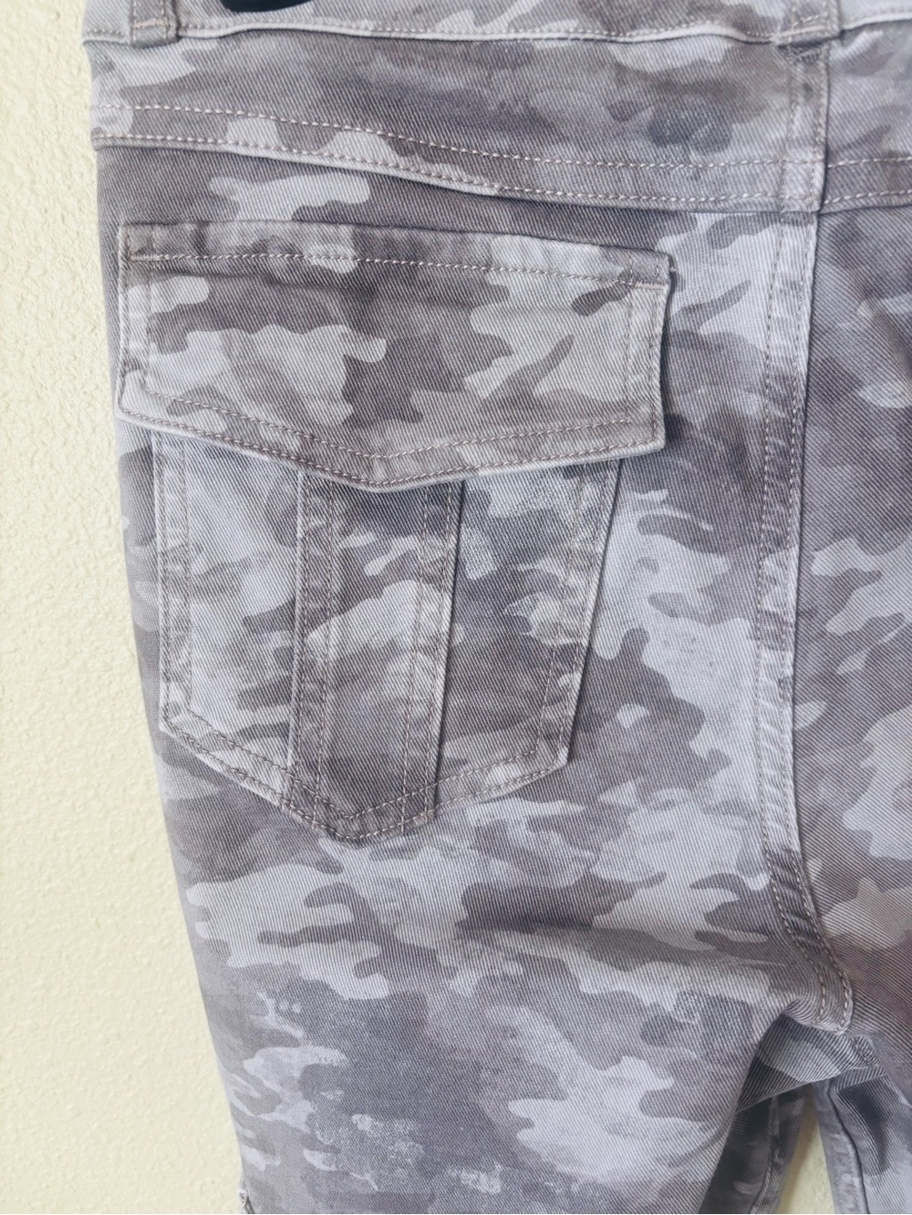 Spanx Stretch Twill Ankle Cargo Pants Stone Wash Camouflage Print Size: Medium - Picture 3 of 6